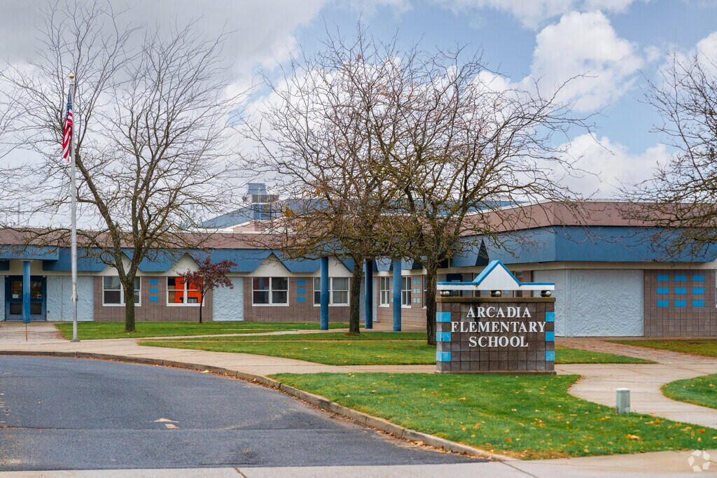Arcadia Elementary schools offers quick access into the city of Deer Park.