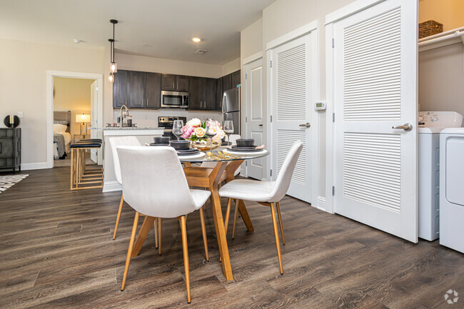 2BR, 2BA - 1,043SF