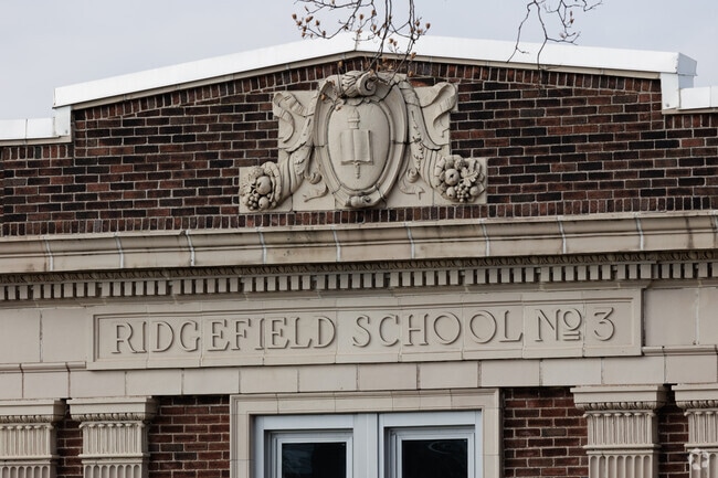 Bergen Blvd School in Ridgefield, NJ has 192 students.