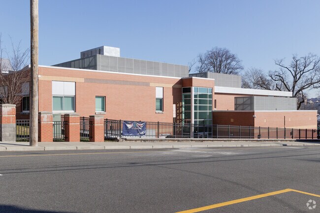 George Washington School in Edgewater, NJ serves students in grades PK, K-2.
