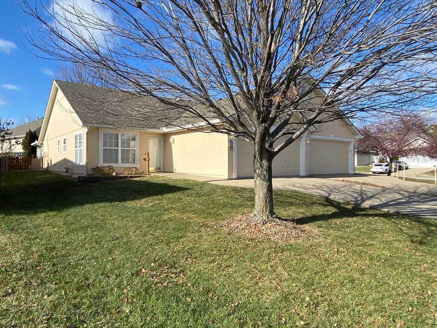 3906 SW Chartwell Ct, Lees Summit, MO 64082 - photo 1