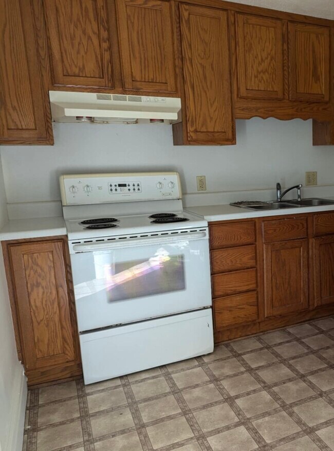 709 E 2nd St unit 2, Defiance, OH 43512 - photo 4