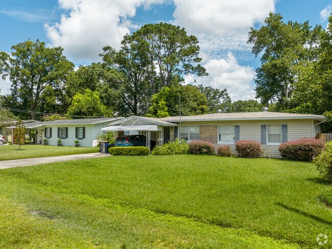 In Hillcrest, the older ranch homes tend to have larger yards.