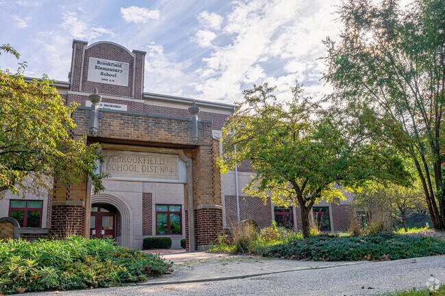 Brookfield Elementary School provides education in the neighborhood of Brookfield Township.