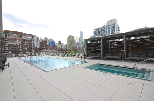 343 W Chestnut St, Chicago, IL 60610 - photo 7