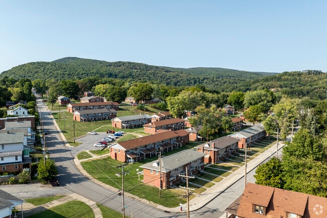 Oakhurst Homes, a low-income housing complex is located in the Oakhurst neighborhood.