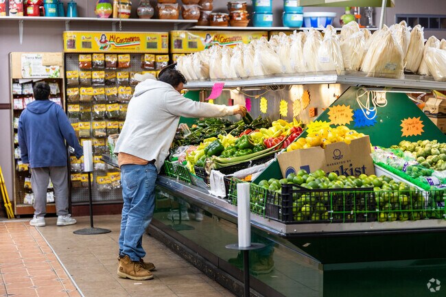 Super Mercado Aguascalientes offers dining and shopping in West Lexington.