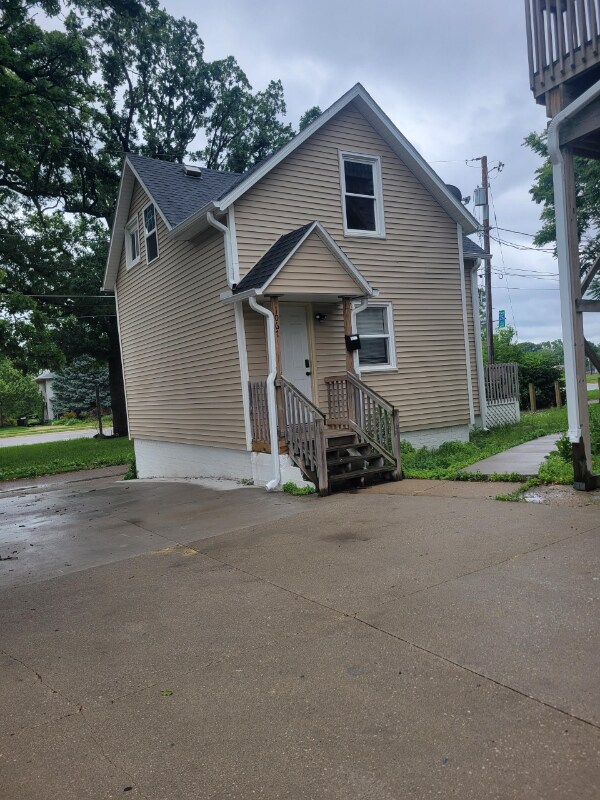 1067 21st St, Des Moines, IA 50311