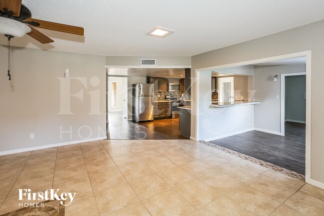 8427 N 47th Dr, Glendale, AZ 85302 - photo 3