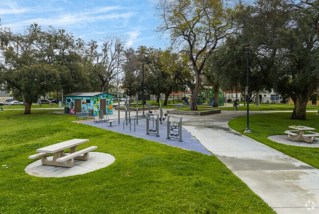 Bring the Family to Chesterfield Square Park for a weekend cookout or picnic!