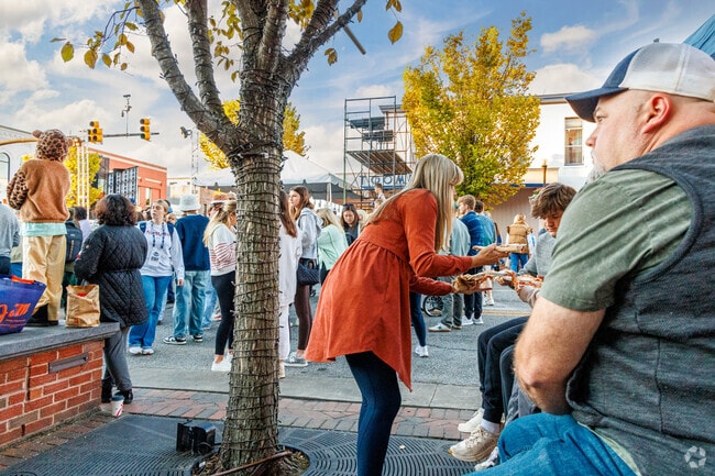 The Tipoff at Toomers event near Pine Hills is perfect for eating pizza and watching basketball.