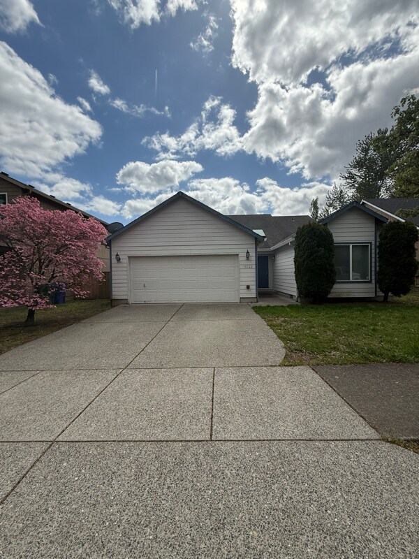 13722 SE Gannon Dr, Clackamas, OR 97015
