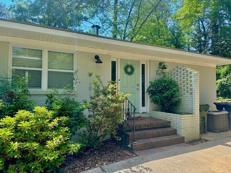 AVAILABLE NOW- Short distance to Downtown ...