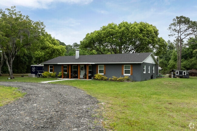 Ranch-style homes can be found in Oakdale.
