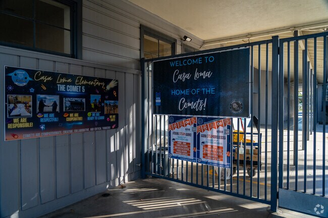 Casa Loma Elementary School serves K - 6th grade levels in Bakersfield, Ca.