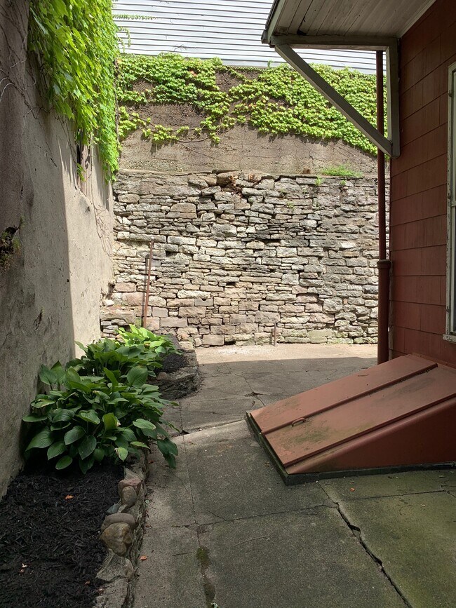 2210 Victor St unit 3, Cincinnati, OH 45219 - photo 4