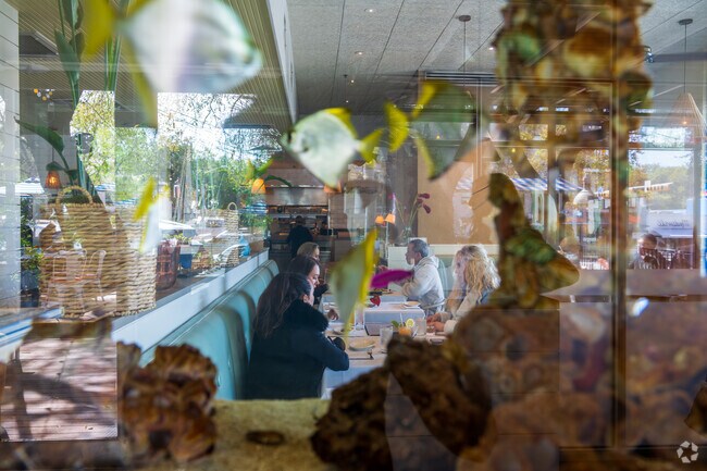 SoCo's Perla's serves up succulent oysters for seafood lovers.