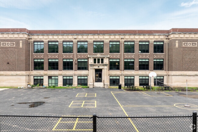 Edison Middle School has a student-teacher ratio of 14 to 1.