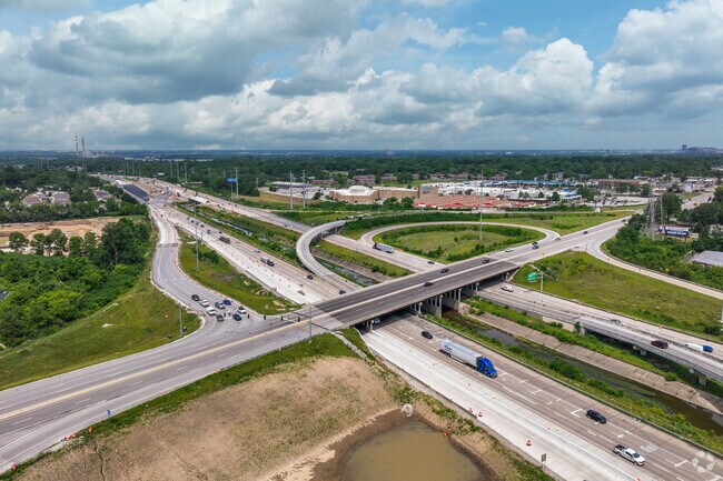 Edgewood residents can access Interstate 465 to get downtown quickly.