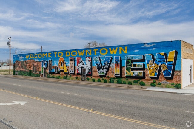 There are several murals that can be found throughout town that display Plainview's artistic side.