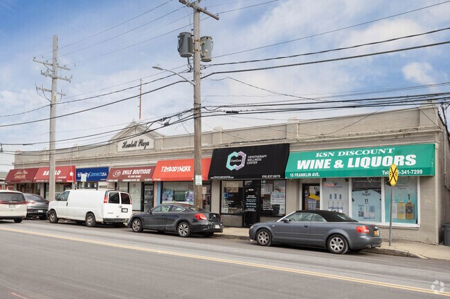 Hewlett, NY offers a walking shopping and dining experience for Hewlett Harbor residents.