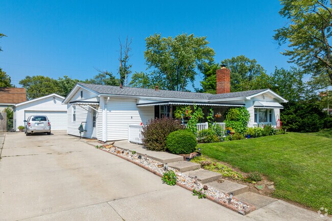 Most of the properties in Indian Heights are well kempt.