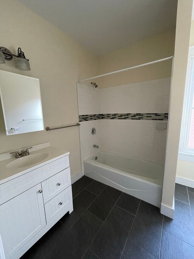 33 Pine St unit . 4, Burlington, VT 05401 - photo 4