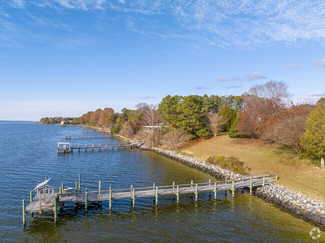 Boating piers on the river community of Petworth make boating life easily accessible.