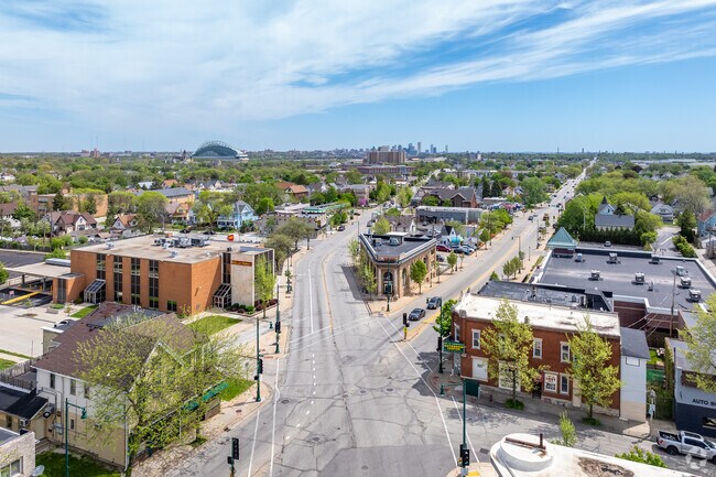 National Avenue and Greenfeild Avenue are main thoroughfares that run through City Center neighborhood and lead to Downtown Milwaukee.