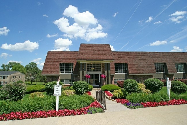 Drakeshire, Farmington, MI 48335 - photo 2