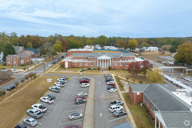 Montevallo High School has a student teacher ratio of 15:1.
