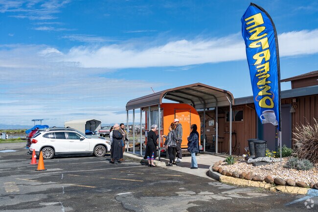 View Pointe locals enjoy Looney Bean coffee before a hike at Lone Tree Point.