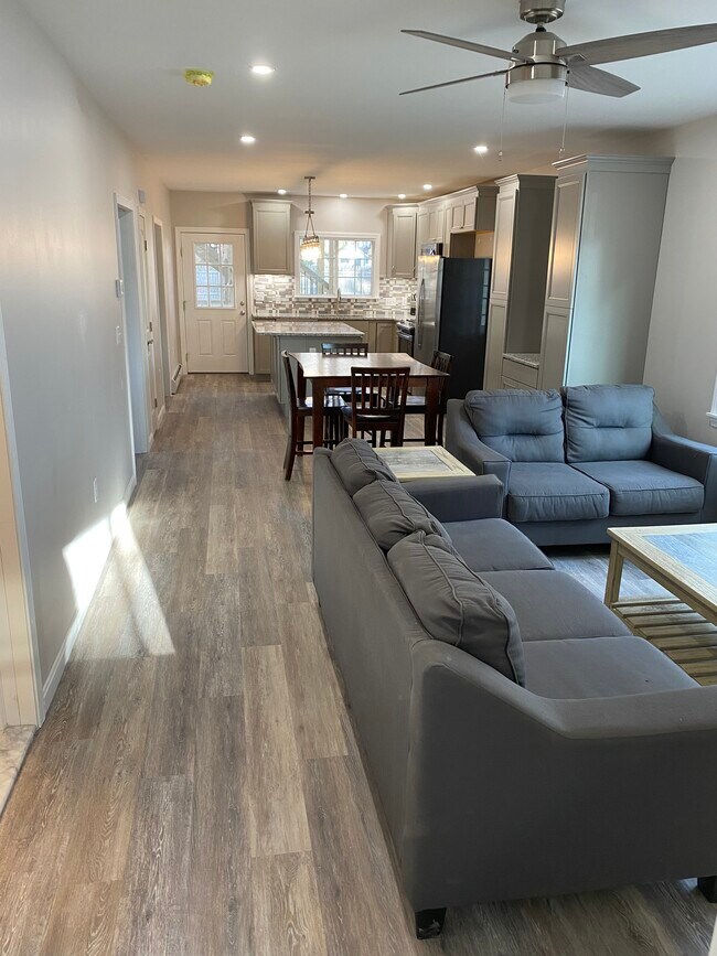 321 Turner St unit upstairs unit, Auburn, ME 04210 - photo 4