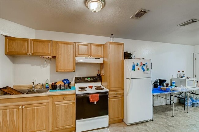 112 E Davilla St unit B, Granger, TX 76530 - photo 6