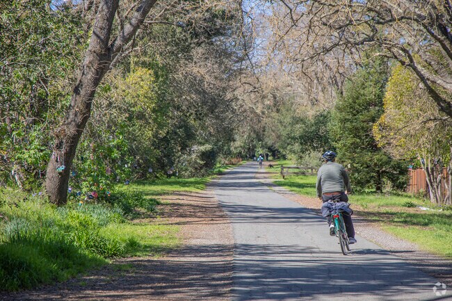 Trails residents can commute through the neighborhood using the Lafayette-Moraga Regional Trail.