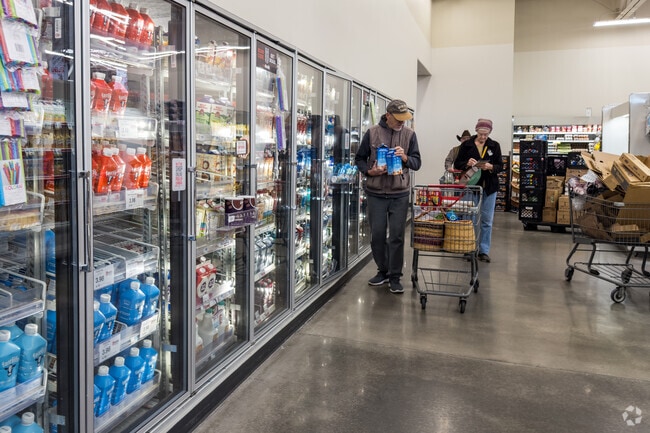 Parkcrest residents shop for essentials at Hy-Vee’s neighborhood grocery location.