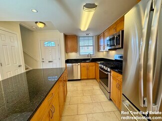 146 Independence Dr Unit 1, Chestnut Hill, MA 02467