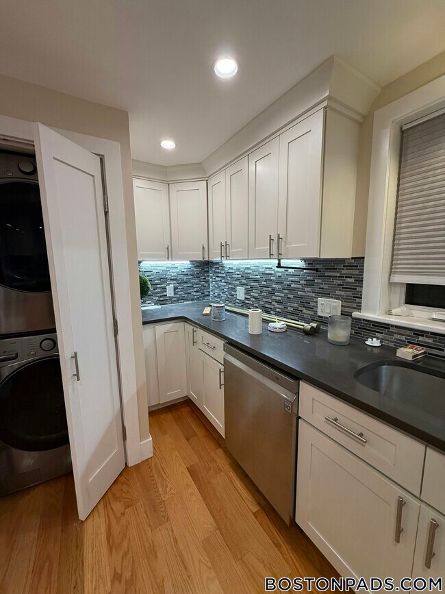 2 Buckingham St Unit 2, Boston, MA 02136