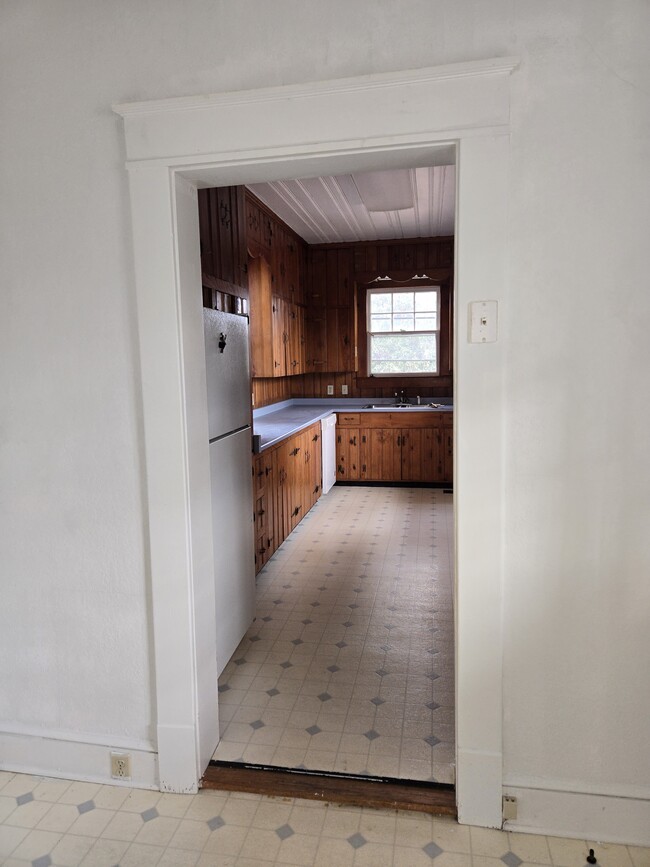 611 S Broad St, Clinton, SC 29325 - photo 3