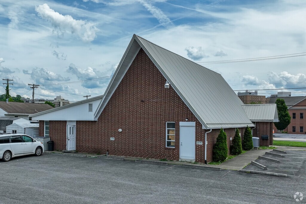 Adventist Christian School is located in Morgantown and is a private school.