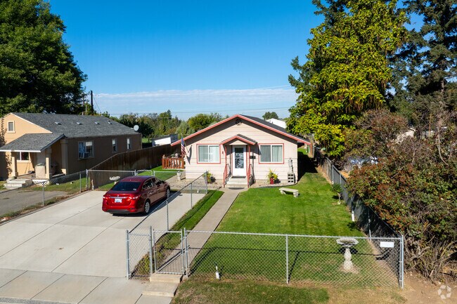 Modest cottages built in the 20th century can be found throughout Prosser.
