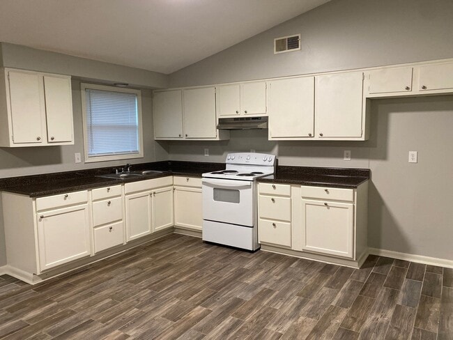 505 Pearson Dr, Jackson, TN 38305 - photo 2