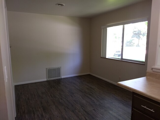 284 North Ave unit 2, Mount Clemens, MI 48043 - photo 3