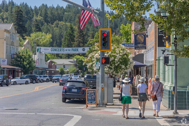 Calistoga's Lincoln Avenue is lined with restaurants, shops, art galleries, and wine tasting rooms.