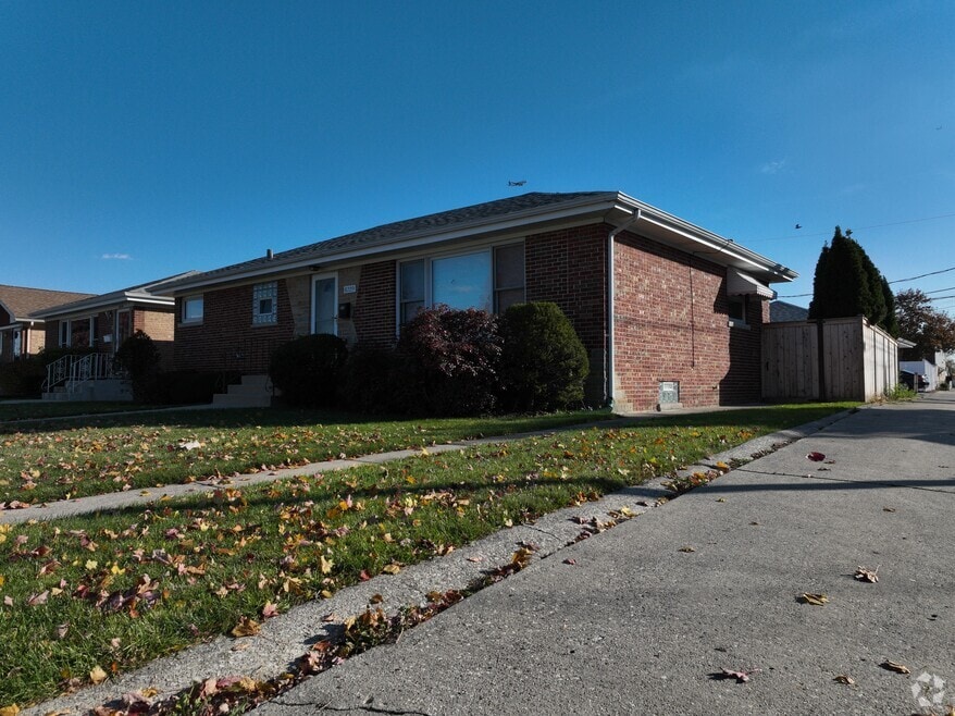 8229 W Giddings St, Norridge, IL 60706 - photo 2