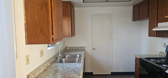 204 Grayson Way unit D, Upland, CA 91786 - photo 6