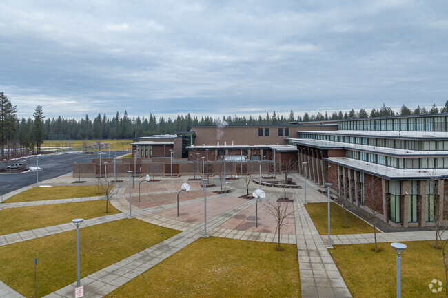 Mouintainside Middle School sits close to many other homes and parks in the neighborhood.