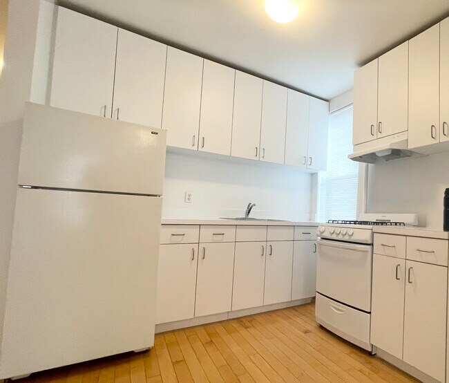 3130 37th St unit 3, Astoria, NY 11103 - photo 2
