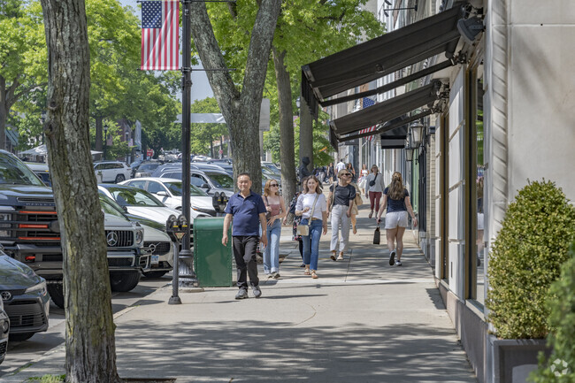 Downtown Greenwich provides all the shopping and dining options a few minutes from Riverside.