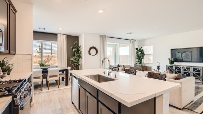 553 Preston Crest St, Henderson, NV 89011 - photo 4